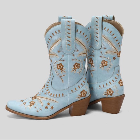 dingo Shoes - Dingo Midcalf Embroided Cowboy Boots Light Blue - Women’s Size 6